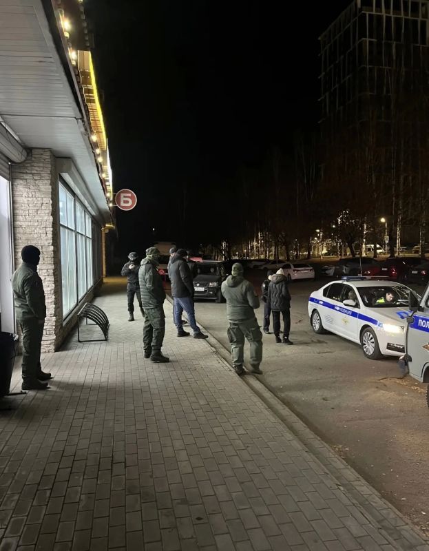 Пьяного водителя задержали ветераны СВО около магазина «Питьсбург» в Ижевске Пьяного водителя задержали ветераны СВО около магазина «Питьсбург» в Ижевске