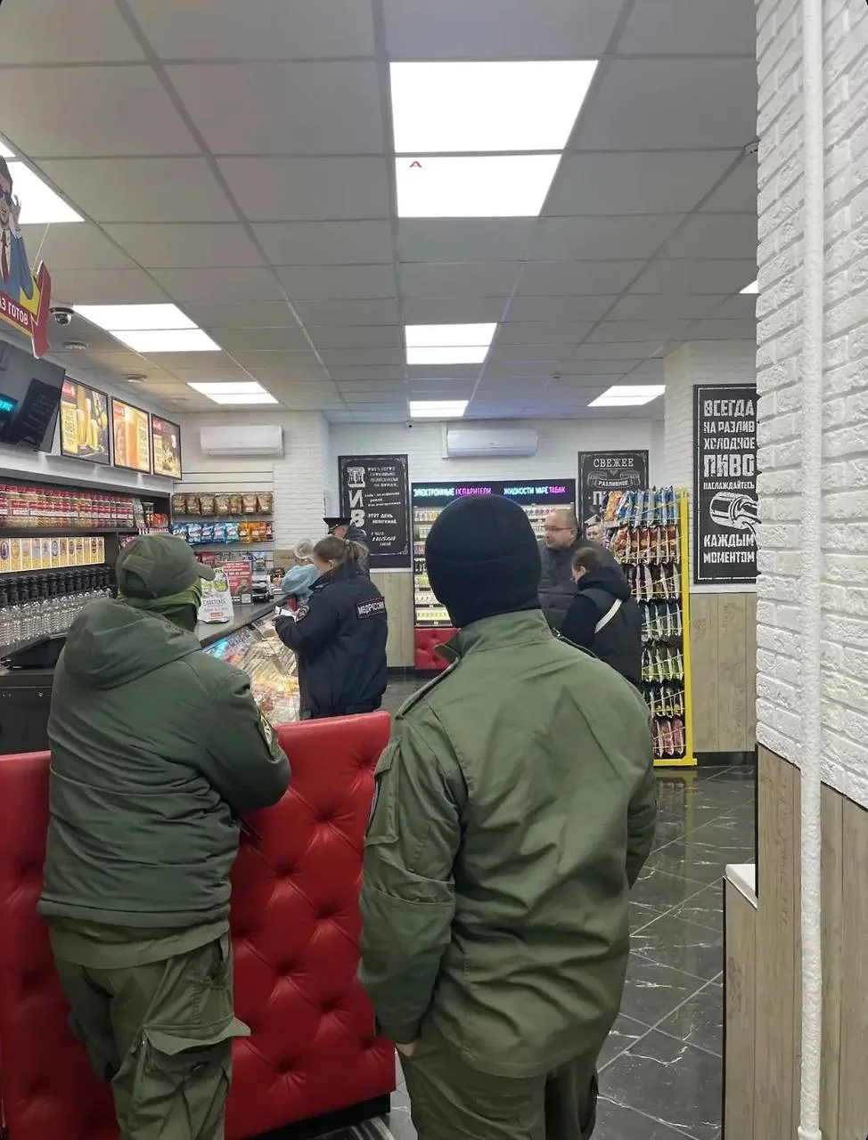 Ветераны СВО из добровольной народной дружины (ДНД) в Ижевске обнаружили 16-летнюю девушку, которая работала продавцом в магазине разливных напитков