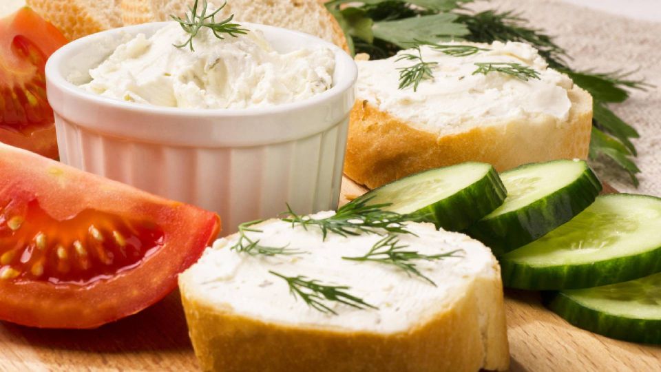 Вкуснейшая намазка на хлеб с солеными огурцами: быстро готовится и стоит копейки