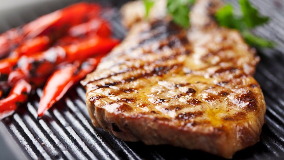 Шеф-повар поделился секретом аппетитного мяса на гриле: в разы лучше шашлыка
