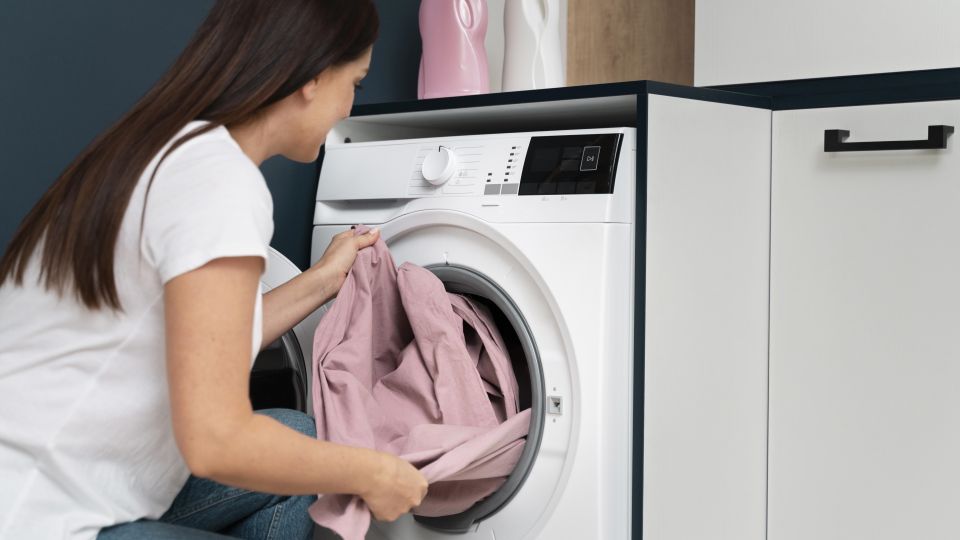 Не нужно силой заталкивать плед в машинку: спокойно поместится, если сделать вот что