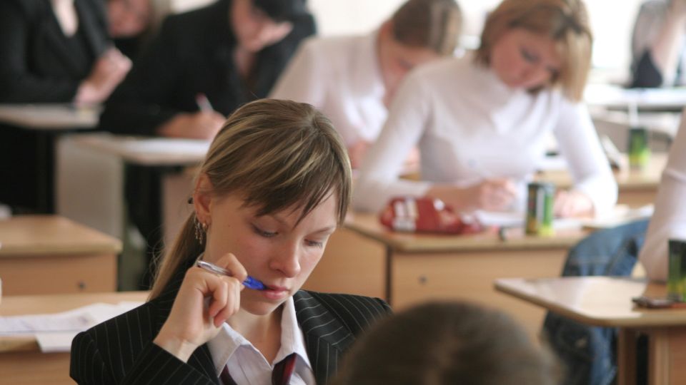 Ухудшает мозговую активность: врач не советует выпускникам пить энергетики