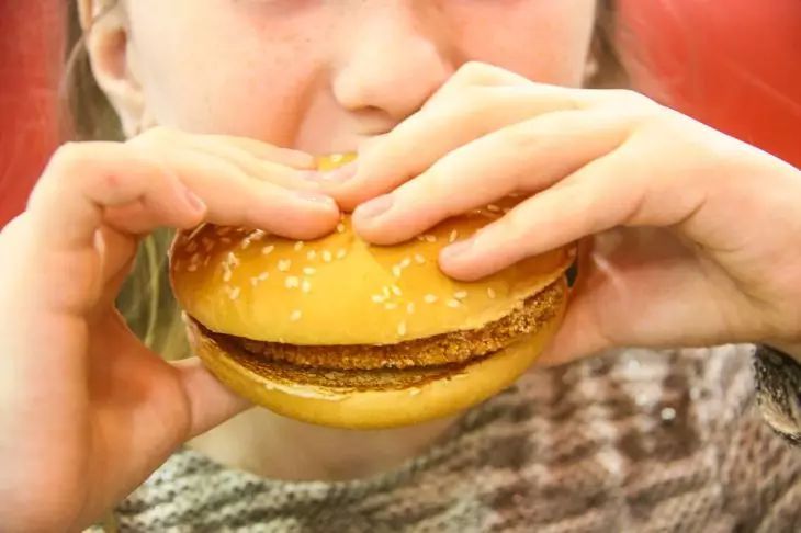 Насколько сильно может растянуться желудок во время еды: ответ врачей обескуражил