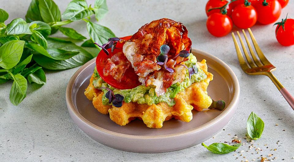 Чафли с авокадо, беконом и помидорами: идеальный кето-завтрак