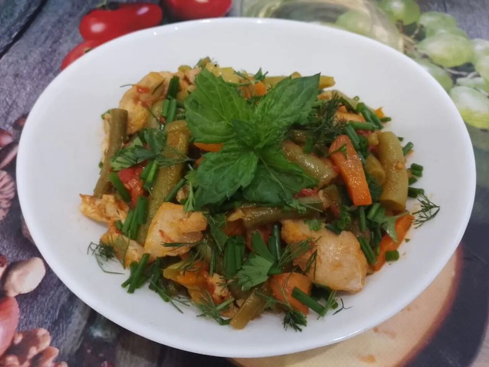 Тушеная спаржевая фасоль с овощами и куриным мясом