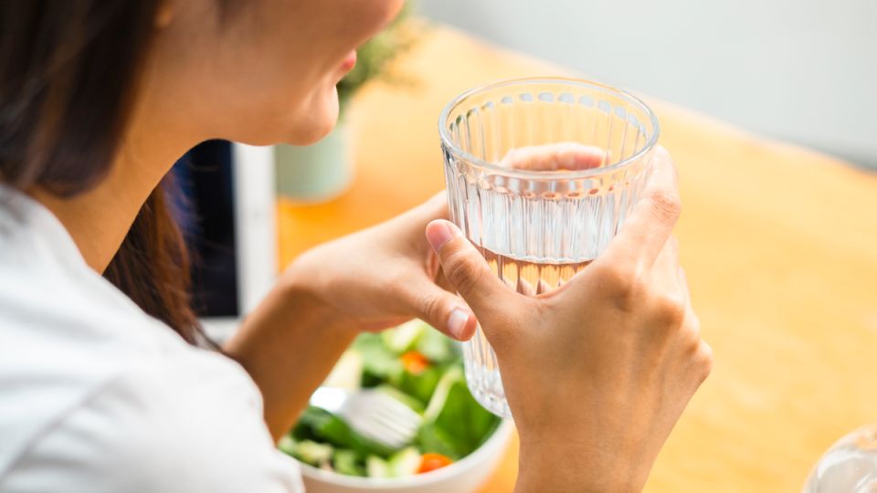 Как пить воду во время еды: мифы и рекомендации
