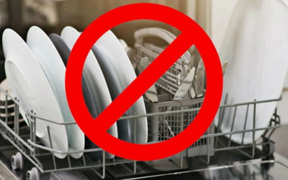 Что стоит мыть вручную: разбор запрещенных предметов для посудомойки