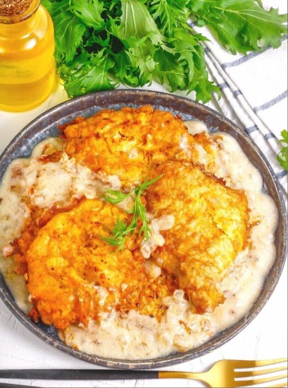 Как приготовить сочные свиные отбивные в сметанном соусе